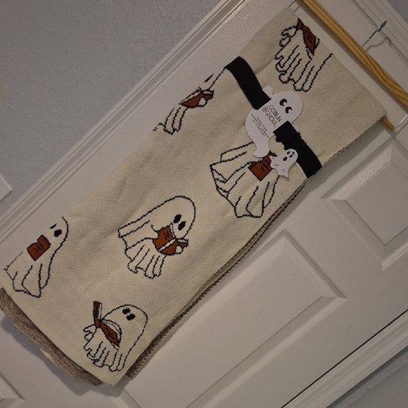 Viral Ghost Reading A Book Throw - Picture 1 of 4